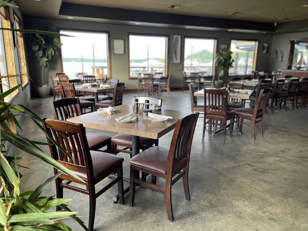 tables inside resturaunt